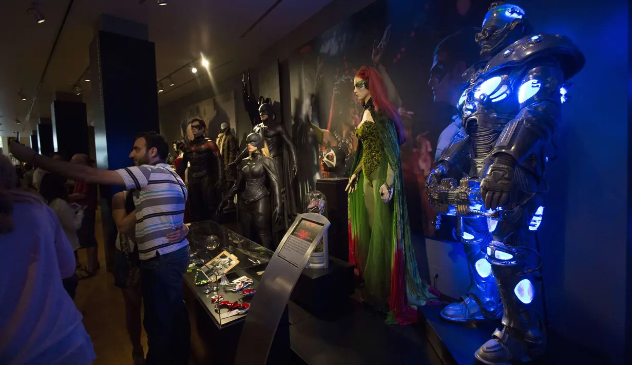 Beragam tokoh yang pernah muncul di film Batman, Warner Bros VIP Studio Tour "The Batman Exhibit" di Burbank, California (26/6/2014) (REUTERS/Mario Anzuoni)