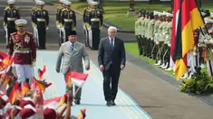 Presiden Republik Indonesia, Prabowo Subianto (tengah depan) bersama Presiden Republik Federal Jerman, Frank-Walter Steinmeier (kanan depan), memeriksa pasukan kawal kehormatan saat upacara penyambutan menjelang pertemuan mereka di Istana Merdeka, Jakarta, Senin 15 Juni 2026. (AP Photo/Achmad Ibrahim)