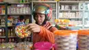 Pembeli melihat dagangan kue kering di salah satu toko penjualan kue kering di kawasan Ciracas, Jakarta, Selasa (19/5/2020). Adanya pandemi covid-19 diakui para pedagang menyebabkan penjualan kue kering menjelang lebaran turun hingga 50 persen. (Liputan6.com/Immanuel Antonius)