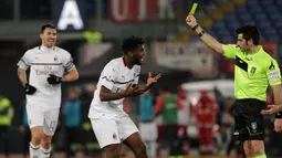 Pemain AC Milan, Franck Kessie mendapat kartu kuning saat bertanding melawan AS Roma pada laga pekan ke-22 Serie A di Stadion Olimpico, Roma, Italia, Minggu (3/2). AS Roma  menahan imbang AC Milan 1-1. (AP Photo/Gregorio Borgia)