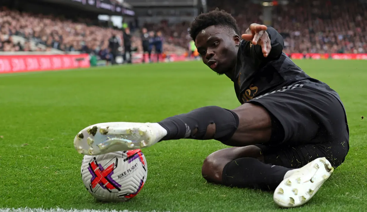 Pemain Arsenal Bukayo Saka mencoba untuk mempertahankan bola saat melawan Fulham pada pertandingan sepak bola Liga Inggris di Stadion Craven Cottage, London, 12 Maret 2023. Arsenal mengalahkan Fulham dengan skor 3-0. (AP Photo/Ian Walton)