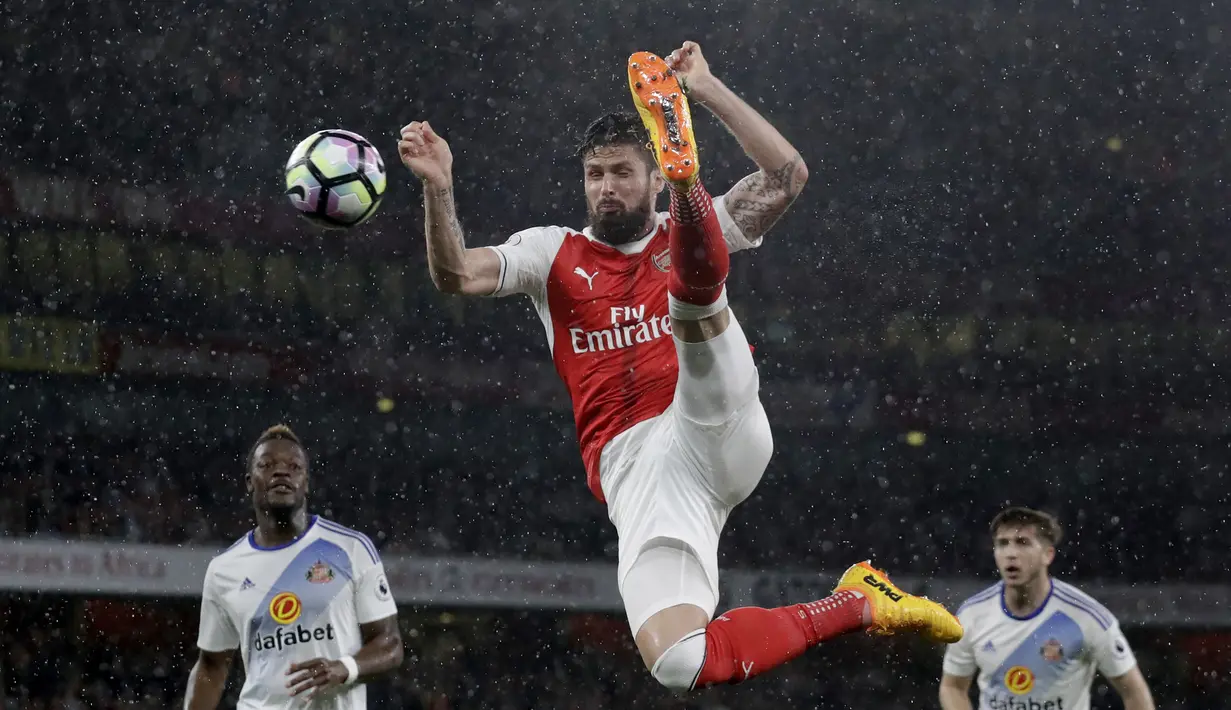 Olivier Giroud mencoba melepaskan tembakan salto ke arah gawang Sunderland pada lanjutan Premier League di Emirates Stadium, London, (16/5/2017). Arsenal menang 2-0. (AP/Matt Dunham)