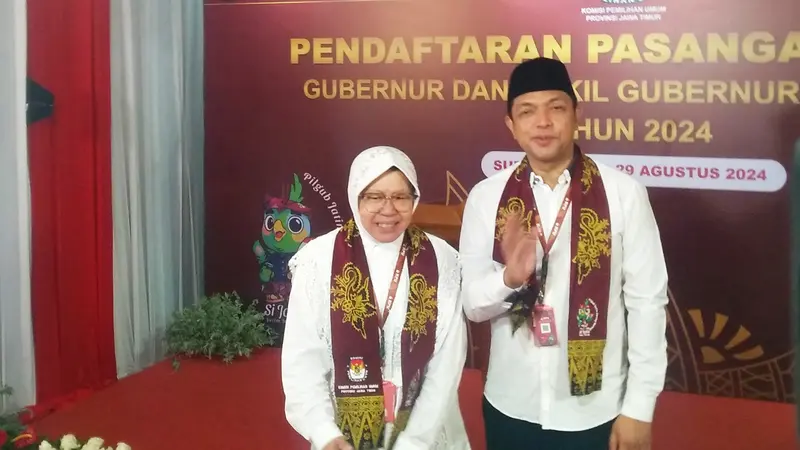 Tri Rismaharini mendaftarkan diri sebagai calon gubernur di kantor KPU Jatim di Surabaya, Kamis malam (29/8/2024). (Liputan6.com/Dian Kurniawan)