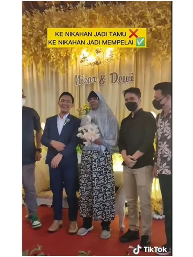 Pasangan Sakit, Pria Ini Rela Jadi Mempelai Wanita Demi Hibur Sahabat di Pelaminan
