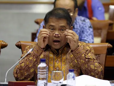 Menteri Komunikasi dan Informatika (Menkominfo) Rudiantara saat Rapat Kerja (Raker) dengan Komisi I DPR di Kompleks Parlemen, Senayan, Jakarta, Senin (3/10). (Liputan6.com/Johan Tallo)