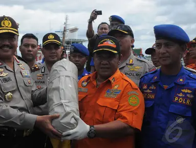 Petugas menunjukkan tabung gas yang diduga milik pesawat AirAsia QZ8501 di Pelabuhan Kumai, Pangkalan Bun, Kalteng, Kamis (1/1/2015). (Liputan6.com/Herman Zakharia)