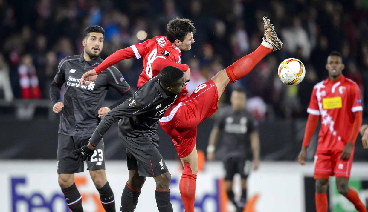 Pemain FC Sion, Veroljub Salatic (tengah) berebut bola dengan pemain Liverpool, Daniel Origi pada lanjutan UEFA Europa League grup B di Stadion  Tourbillon, Sion, Switzerland, Jumat (11/12/2015) dini hari WIB. (AFP Photo/Fabrice Coffrini)