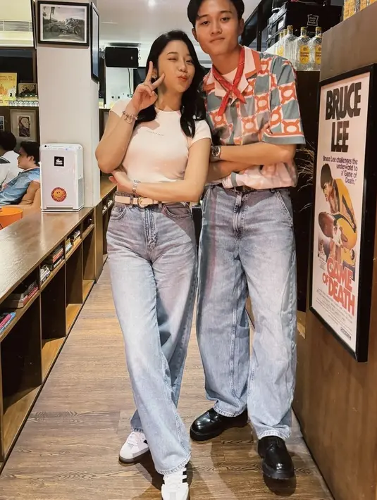 Penyanyi muda Anggis Devasi tampil mengenakan t shirt putih lengan pendek putih dipadukan celana denim panjangnya. Serta sepatu Adidas Samba putih. [@anggisdevakii]