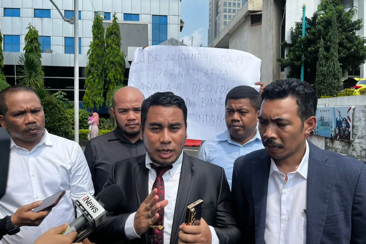 Aliansi Profesi Advokat Maluku melaporkan dua konten kreator, Ade Armando dan Abu Janda atas tuduhan memotong video ceramah Jusuf Kalla hingga memicu kegaduhan. (Liputan6.com/Ady Anugrahady)