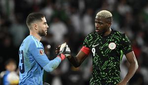 Luca Zidane (kiri) bersalaman dengan Victor Osimhen saat Aljazair menghadapi Nigeria pada lanjutan Piala Afrika 2025, Sabtu (10/1/2026) malam WIB. (SEBASTIEN BOZON / AFP)