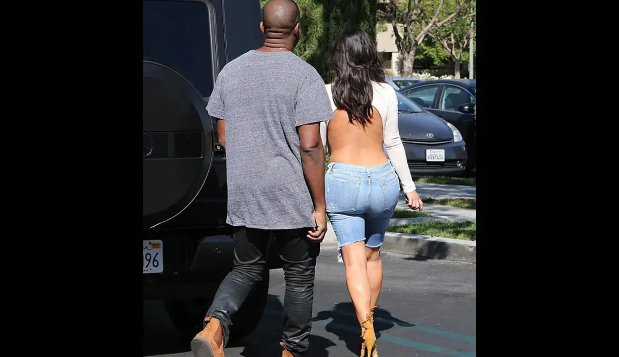 Kim Kardashian menjadi pusat perhatian karena busana putihnya itu, Los Angeles, (19/10/14). (Dailymail)
