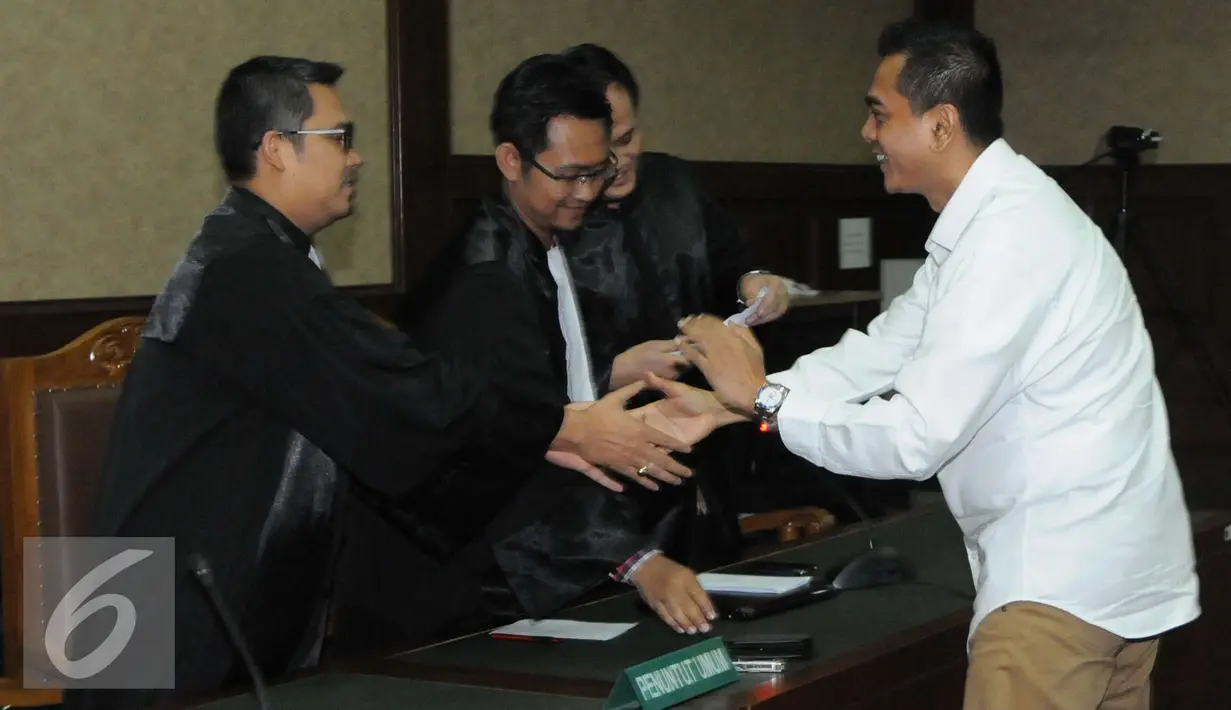 M. Sanusi bersalaman usai menjalani sidang lanjutan di Pengadilan Tipikor, Jakarta Pusat, Kamis (29/12). Sanusi terbukti menerima suap Rp 2 miliar dari Bos Agung Podomoro Land Ariesman Widjaja pada Maret 2016 lalu. (Liputan6.com/Helmi Affandi)