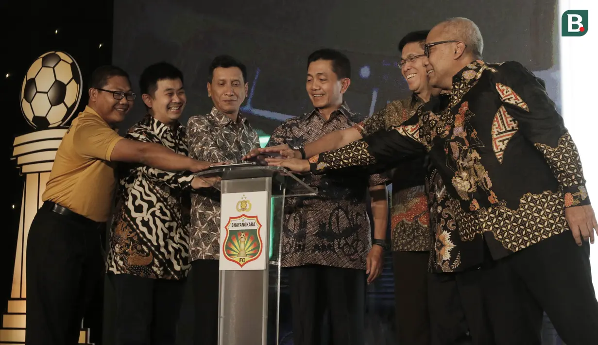Para petinggi bersiap melakukan launching Bhayangkara FC di Hotel Borobudur, Jakarta, Jumat (23/2/2018). Bhayangkara FC memperkenalkan pemain dan jersey baru untuk musim Liga Indonesia musim 2018. (Bola.com/M Iqbal Ichsan)