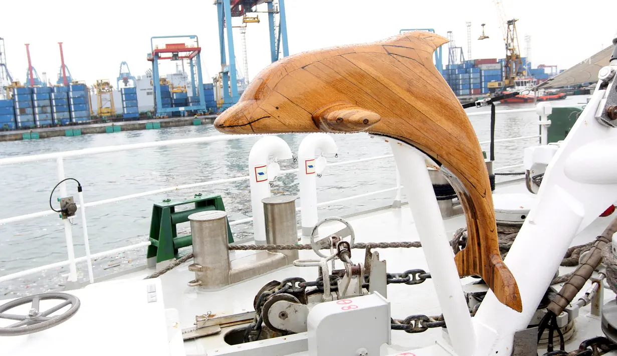 Patung ikan yang terdapat di kapal Greenpeace Rainbow Warrior, Tanjung Priok, Jakarta, Senin (23/4). Kapal ini juga berkampanya terhadap penolakaan reklamasi Teluk Benoa hingga pengelolaan sampah plastik di Bali. (Liputan6.com/Arya Manggala)