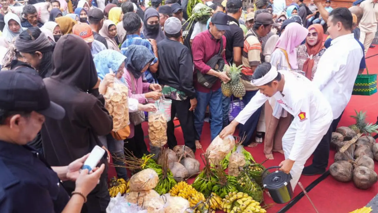 Ribuan Warga Majalengka Seba Hasil Alam ke Rumah Kang Dedi, Tanda Cinta Untuk Prabowo