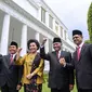 (Ki-ka) Saut Situmorang, Alexander Marwata, Basaria Panjaitan, Agus Rahardjo, Laode M Syarif tiba di Istana Negara, Jakarta, Senin (21/12/2015). Presiden Jokowi melantik lima pimpinan KPK periode 2015-2019. (Liputan6.com/Faizal Fanani)