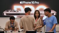 Saat ini, pencinta produk Apple sudah bisa membeli langsung melalui berbagai gerai dan toko daring resmi, seperti iBox, Digimap, Erafone, dan Urban Republic. (BAY ISMOYO/AFP)