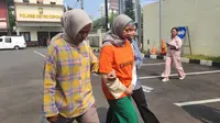 Tersangka kekerasan anak, Meita Irianty saat dibawa ke Polres Metro Depok. (Liputan6.com/Dicky Agung Prihanto).