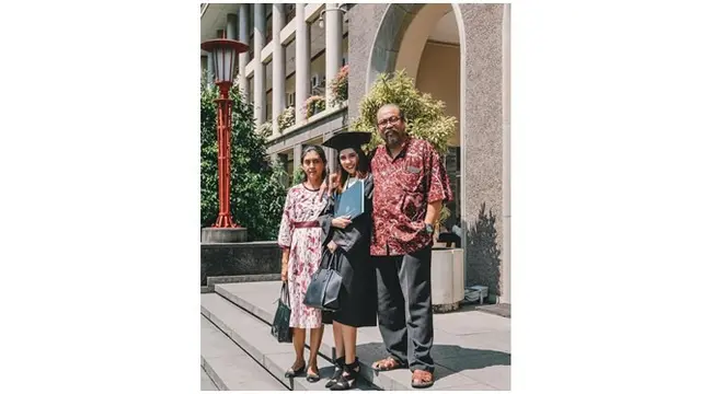 Momen Djaduk saat menghadiri wisuda sang putri, Gusti Arirang yang merupakan personel Thasoora.