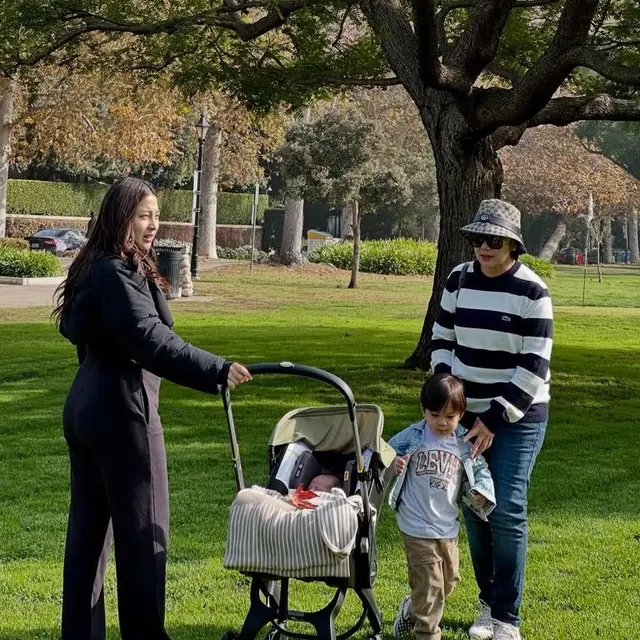 Nikita Willy saat Dorong Stroller Putra Ke-2 di Hari Pertama Tahun 2025. [@yorafebrina]