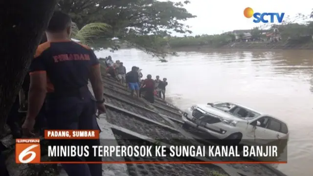 Minibus Terperosok ke Sungai Kanal Banjir di Padang