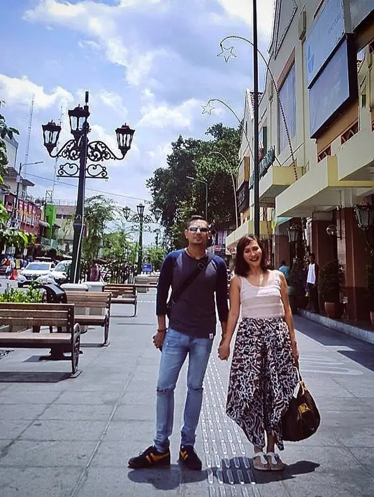 Delapan tahun berumah tangga, Rio Febrian dan Sabria Kono sudah dikaruniai dua buah buah hati yang diberi nama Sinarra Febrian dan Jamaica Fosteriano Febrian. (Foto: instagram.com/riofebrian25)