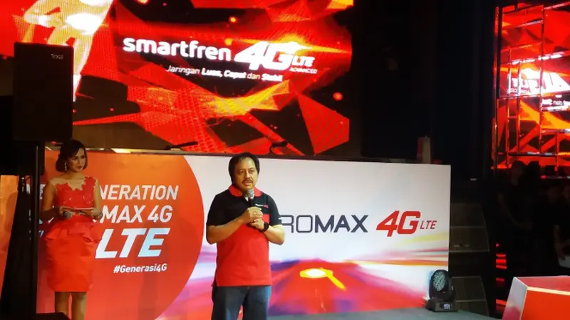 Presiden Direktur PT Smartfren Telecom Merza Fachys (tengah) memberi sambutan tentang layanan VoLTE Smartfren di Jakarta, Jumat (19/2/2016)