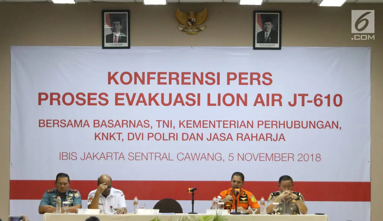 Kepala Basarnas Marsekal Madya Muhammad Syaugi (kedua kanan) memaparkan evaluasi proses evakuasi Lion Air JT 610 di hadapan keluarga korban di Krisis Center di Jakarta, Senin (5/11). (Liputan6.com/Immanuel Antonius)