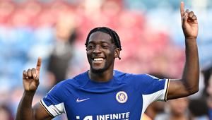 Axel Disasi sejatinya bukanlah seorang full-back, tapi dia memberikan performa terbaiknya di posisi tersebut. Pergerakannya di sisi kanan kerap merepotkan lawan. (AFP/Oli Scarff)