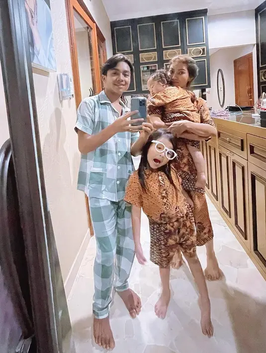 Lebih lanjut Sarwendah mengatakan bahwa keduanya sempat tidak nyambung saat berkomunikasi. Mengingat saat itu Betrand masih menggunakan bahasa daerahnya. (Instagram/sarwendah29)