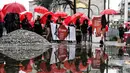 Suasana unjuk rasa sejumlah wanita pekerja seks di Skopje, Makedonia (17/12). Para pekerja seks ini memprotes kekerasan yang mereka alami, dan hukuman untuk klien prostitusi. (AFP Photo/Robert Atanasovski)