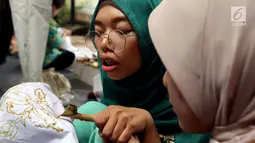 Sejumlah penyandang disabilitas terlihat serius saat belajar membatik di Rumah Batik, Palbatu, Jakarta, Senin (2/10). Kegiatan tersebut dalam rangka memperingati hari Batik Nasional. (Liputan6.com/JohanTallo)