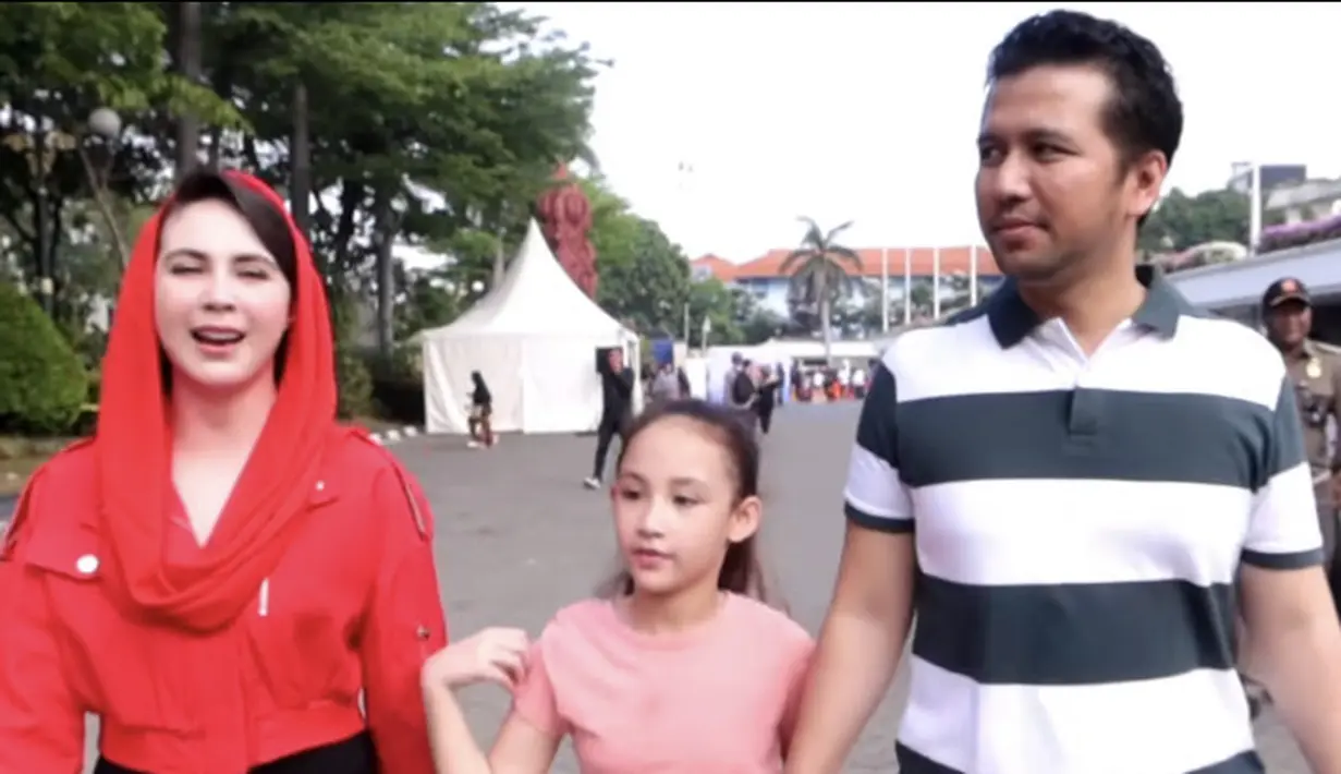 Arumi tampil serba merah, sementara itu, Keisha mengenakan atasan pink. 
 [Instagram/@arumibachsin_94]