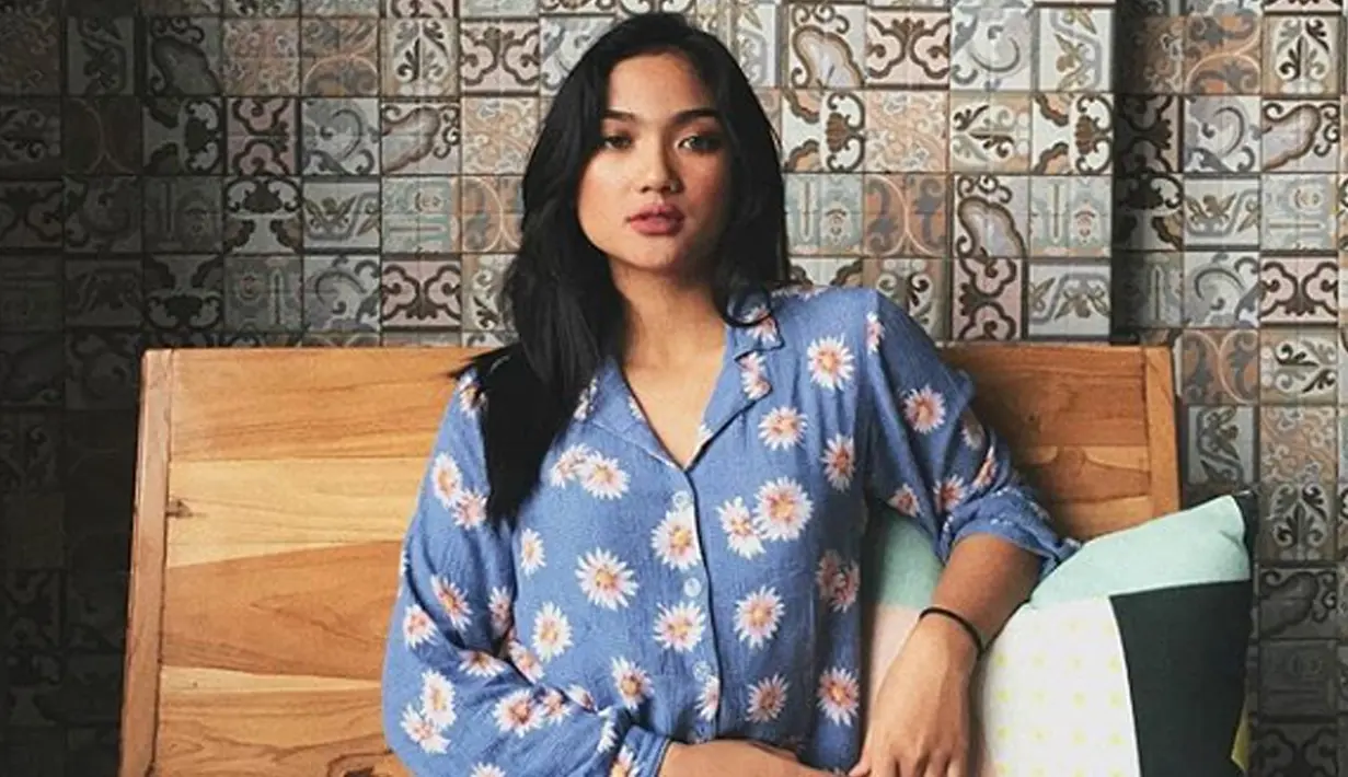 Kontestan sebuah ajang pencarian bakat di televisi, Marion Jola berpose di sebuah kursi kayu. Penampilannya yang cantik dan mempesona jadi daya tarik bagi perempuan asal Kupang tersebut. (Instagram/lalamarionmj)