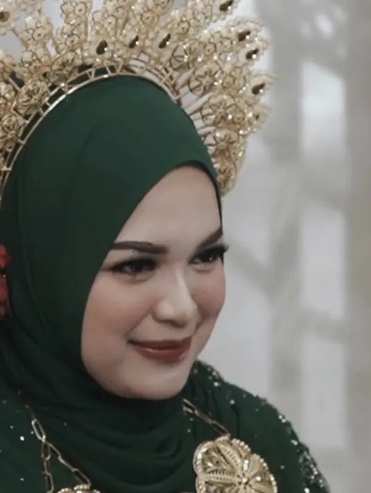 Ia pun tampil dengan songkok Pa'biring atau Songkok Recca seperti peci warna keemasan yang dikenakan di kepalanya. [@morningviewphoto]