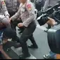 Bentrok massa yang membawa bendera HMI dengan polisi di depan Gedung KPK, Jakarta, Rabu (18/9/2019). (Liputan6.com/Fachrur Rozie)