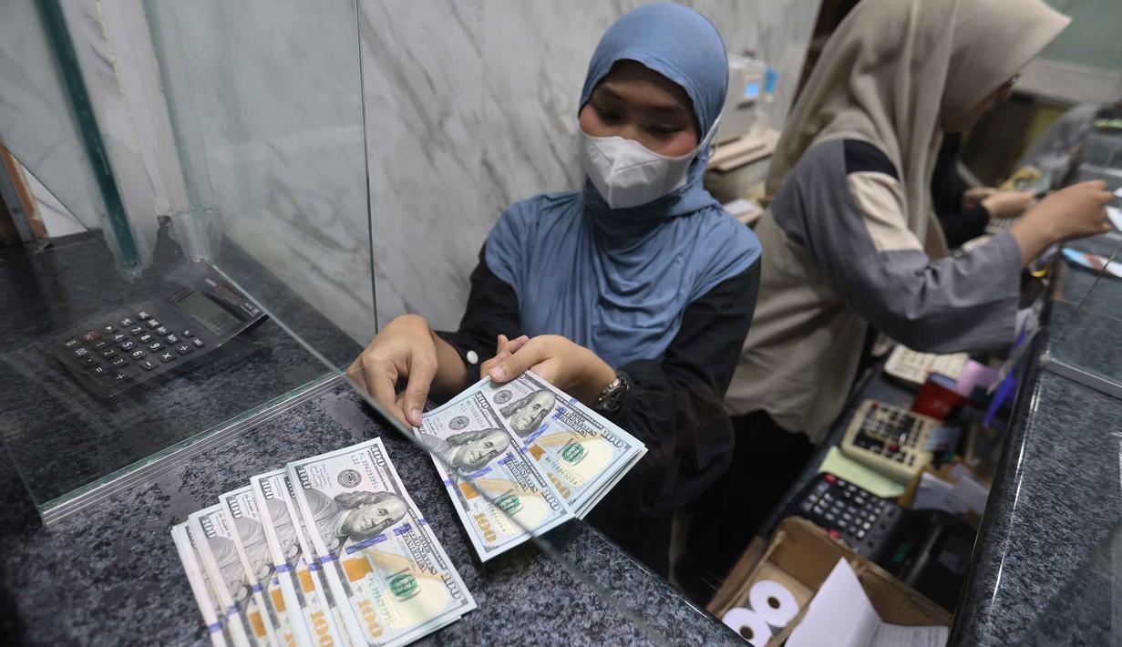 Kebijakan ini merupakan bagian dari tujuh langkah strategis BI untuk memperkuat ekonomi nasional. Tampak dalam foto, karyawan menunjukkan uang pecahan dolar Amerika Serikat (AS) di salah satu gerai penukaran mata uang asing, Jakarta, Rabu (5/5/2026). (Kapanlagi.com/Budy Santoso)