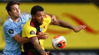 Pemain Manchester City, Eric Garcia, berebut bola dengan pemain Watford, Troy Deeney, pada laga Premier League di Stadion Vicarage Road, Selasa (22/7/2020). Manchester City menang dengan skor 4-0. (Adrian Dennis/Pool via AP)