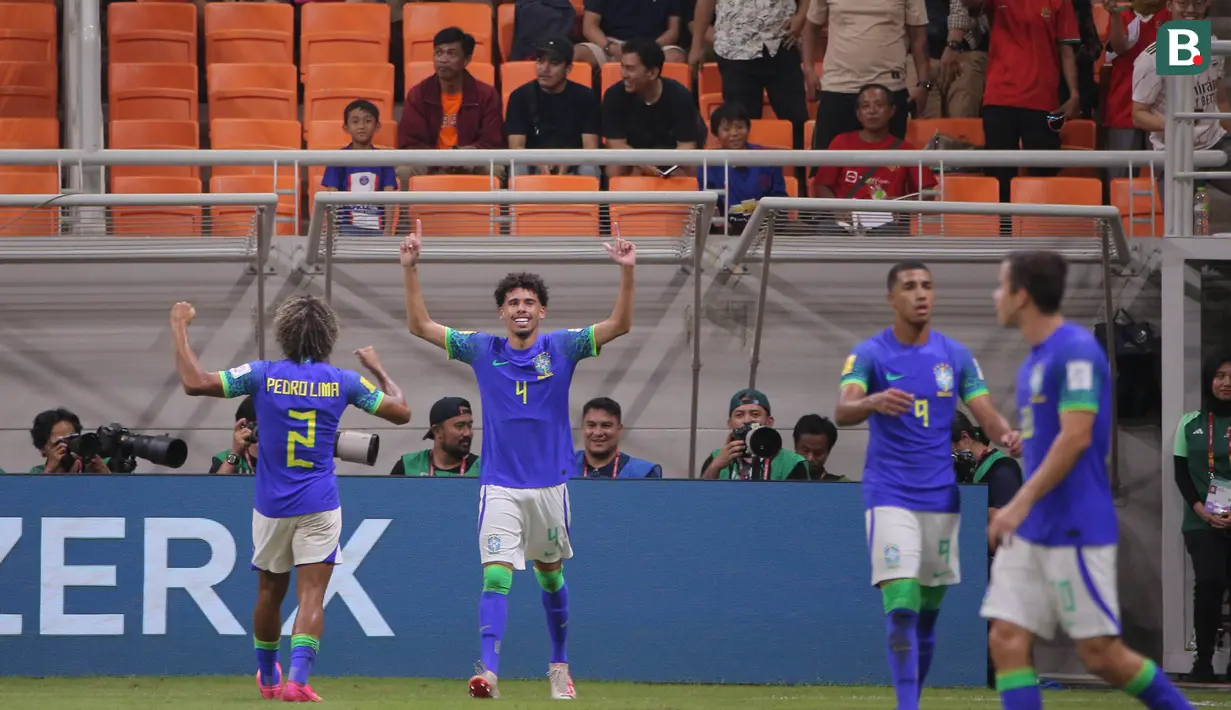 <p>Selebrasi pemain Timnas Brasil U-17, Da Mata (kedua kiri) setelah mencetak gol kedua ke gawang Timnas Inggris U-17 pada laga ketiga Grup C Piala Dunia U-17 2023 di Jakarta International Stadium, Jakarta Utara, Jumat (17/11/2023). (Bola.com/Ikhwan Yanuar)</p>