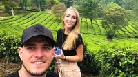 Bek Persib Bandung Nick Kuipers bersama kekasih Jorien Neervoort. (Instagram)