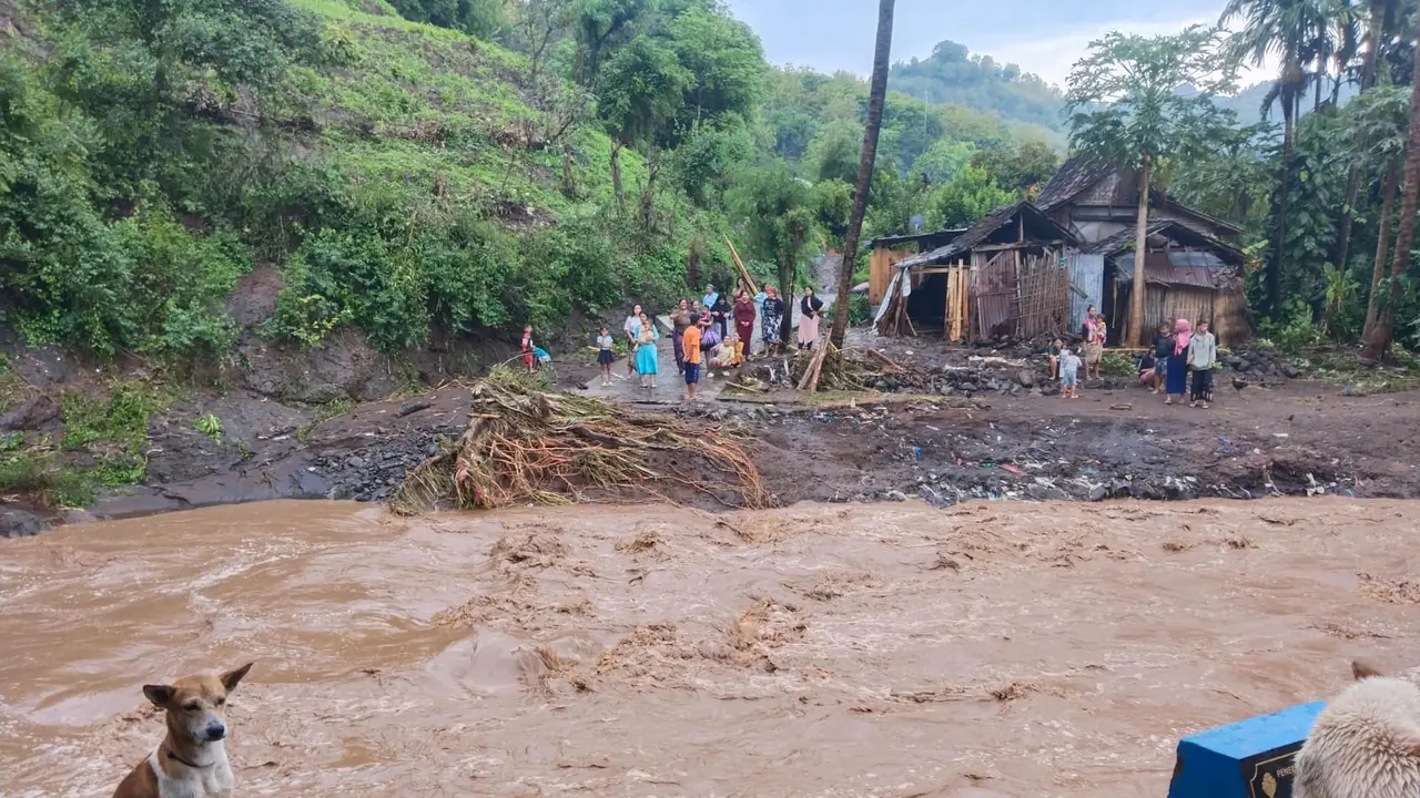 Sebuah Jembatan hanyut dihantam banjir bandang di Situbondo (Istimewa)