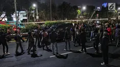 Mahasiswa dari berbagai kampus se Jabdetabek berunjuk rasa menutup jalan tol dalam kota di depan Gedung DPR/MPR, Jakarta, Senin (23/9/2019). Mereka menolak pengesahan RUU KUHP dan revisi UU KPK. (Liputan6.com/JohanTallo)
