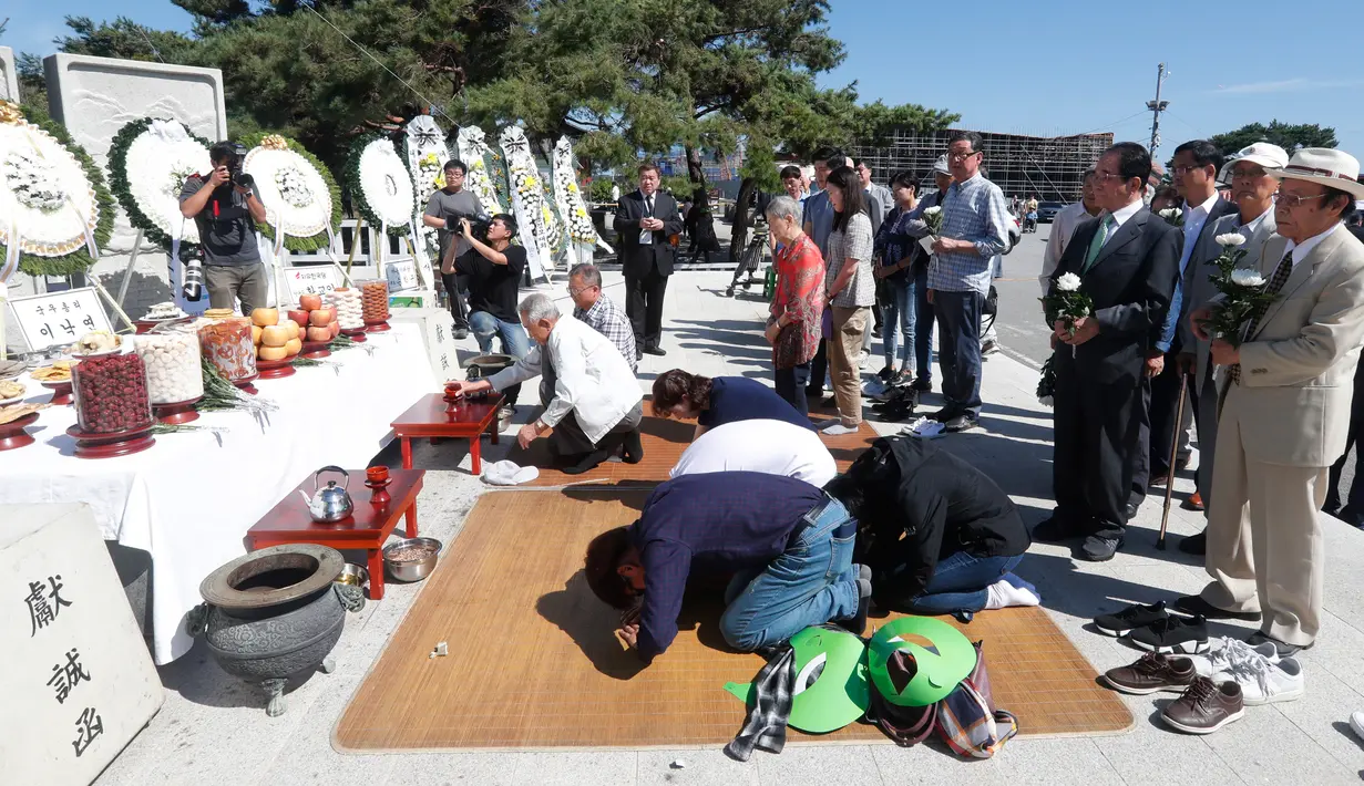 Pengungsi Korea Utara, Kim Jong-ae menyaksikan anggota keluarganya memberikan penghormatan kepada leluhur untuk merayakan Chuseok di Imjingak Pavilion, Paju dekat perbatasan dengan Korea Utara, Jumat (13/9/2019). Chuseok sendiri merupakan Hari Thanksgiving di Korea. (AP/Ahn Young-joon)