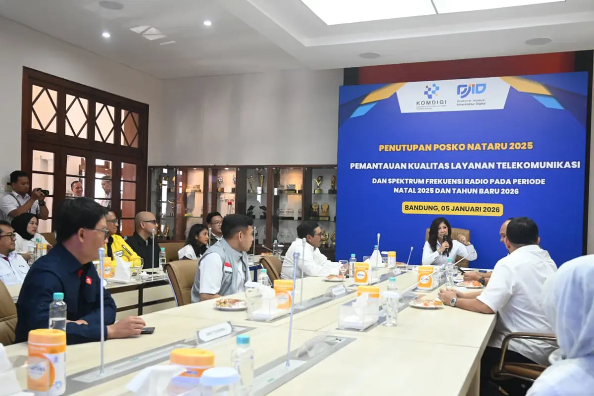 Menkomdigi Meutya Hafid dalam acara penutupan Posko Bersama Pemantauan Kualitas Layanan Telekomunikasi di Bandung, Senin (5/1/2026). Credit: Komdigi