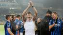 Pemain Atalanta Marten de Roon (tengah) merayakan kemenangan timnya atas Shakhtar Donetsk pada pertandingan Grup C Liga Champions di Kharkiv, Ukraina, Rabu (11/12/2019). Atalanta sukses mengukir sejarah untuk pertama kalinya mampu lolos ke babak 16 besar Liga Champions. (AP Photo/Efrem Lukatsky)