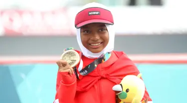 Skateboarder Indonesia Bunga Nyimas menunjukkan medali perunggu yang diraihnya pada kelas jalanan putri Asian Games 2018 di arena roller sport Jakabaring, Palembang, Sumatera Selatan, Rabu (29/8). (ANTARA FOTO/INASGOC/Rahmad Suryadi/thv/18)