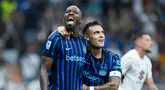 Pemain Inter Milan, Marcus Thuram dan Lautaro Martinez, merayakan gol ke gawang Torino pada laga pekan perdana liga Italia di Stadion Giuseppe Meazza, Selasa (26/8/2025) awal hari WIB. (AP Photo/Luca Bruno)