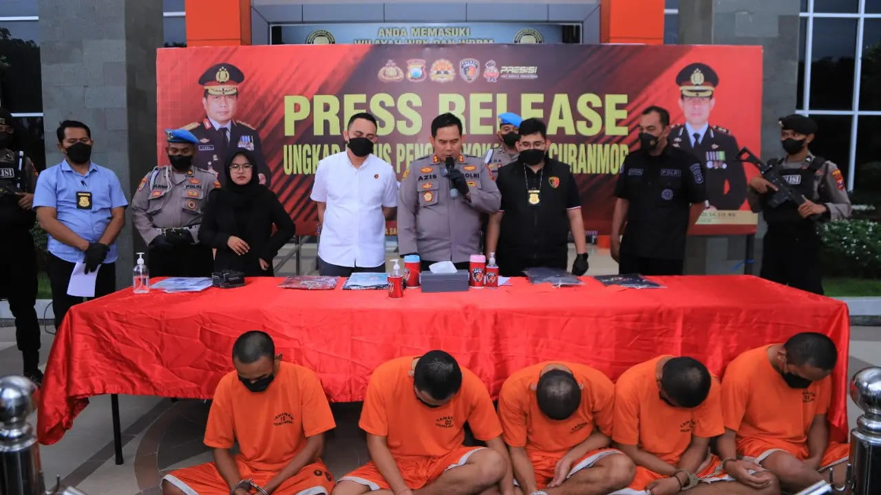 Lima pesilat diringkus polisi karena menganiaya pedagang pasar di Gresik. (Dian Kurniawan/Liputan6.com)