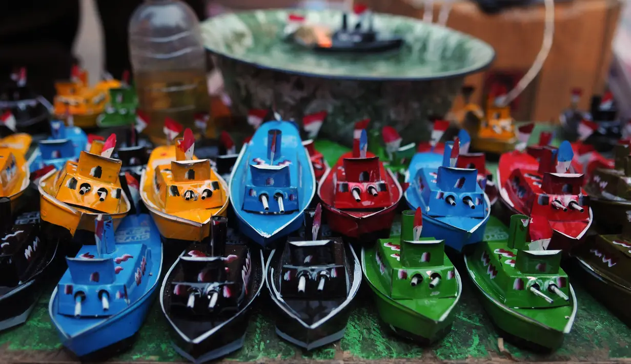 Perahu atau kapal kaleng yang juga dikenal dengan istilah othok-othok merupakan mainan anak yang sudah ada sejak puluhan tahun lalu. Tampak sejumlah kapal othok-othok dijajakan saat Pesta Rakyat Bogor, Kamis (5/3/2015). (Liputan6.com/Helmi Fithriansyah)