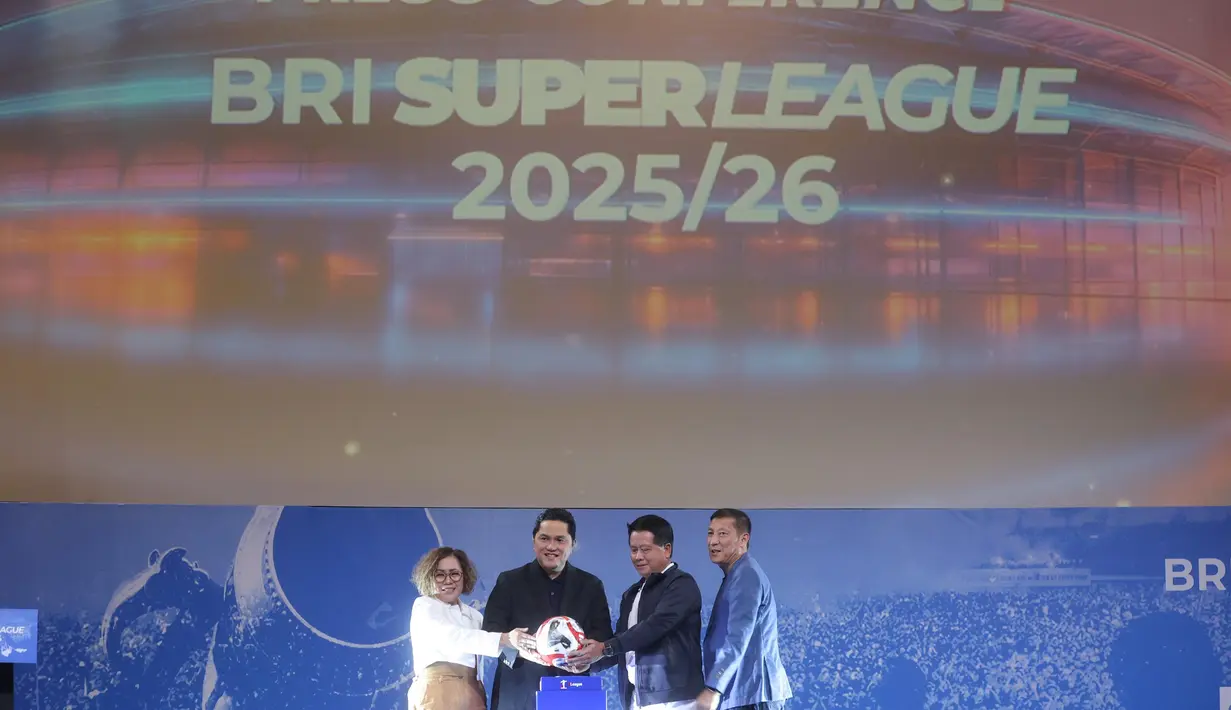 Direktur Surya Citra Media (SCM) Harsiwi Achmad, Ketua Persatuan Sepak Bola Seluruh Indonesia (PSSI) Erick Thohir, Direktur Utama Bank Rakyat Indonesia (BRI) Hery Gunardi dan Direktur Utama I.League Ferry Paulus (dari kiri ke kanan) saat peluncuran BRI Super League 2025/2026 di SCTV Tower, Jakarta, Minggu (3/8/2025). (Bola.com/M Ichsan)